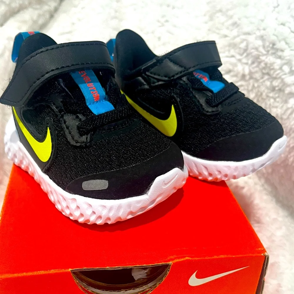 Nike‎ Unisex-Child Revolution 5 BabyToddler Velcro Running Shoe